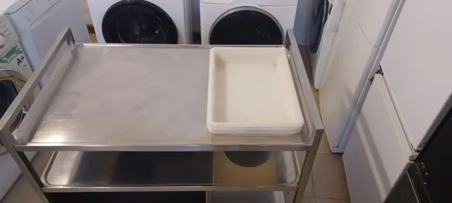 Tavolo in acciaio inossidabile con ripiani