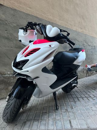Yamaha Aerox Blanca negra y rosa