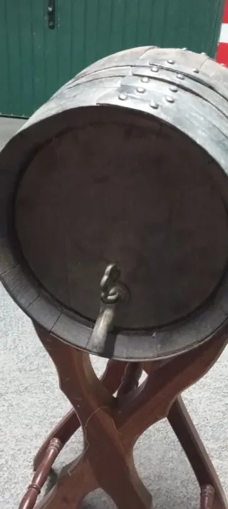 Barril de vino con soporte de madera