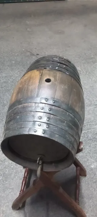 Barril de vino con soporte de madera