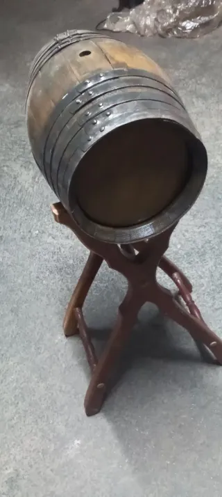 Barril de vino con soporte de madera