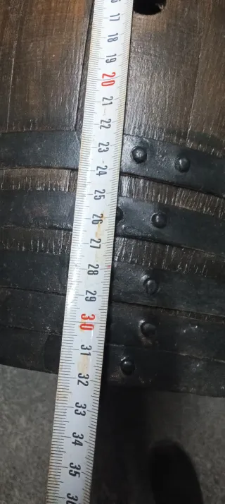 Barril de vino con soporte de madera