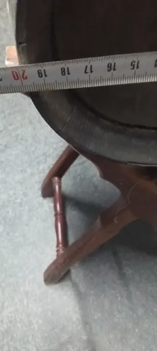 Barril de vino con soporte de madera