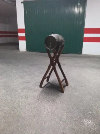 Barril de vino con soporte de madera