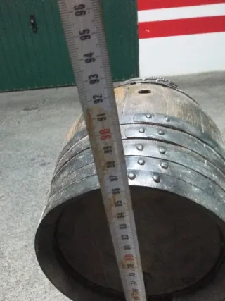 Barril de vino con soporte de madera