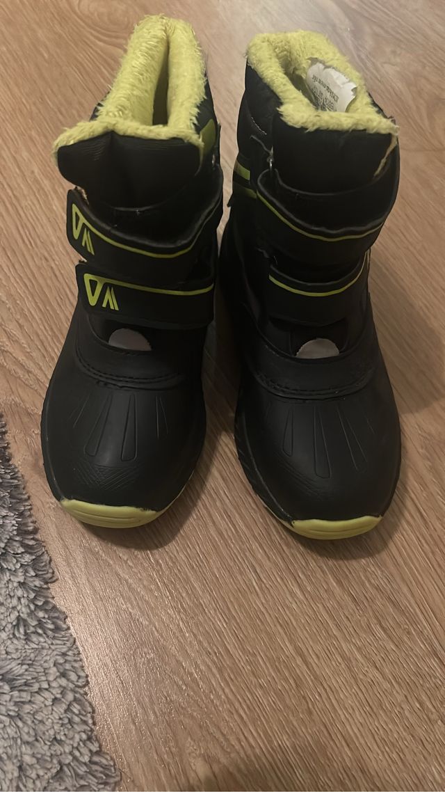 Botas de nieve infantiles negras y verdes