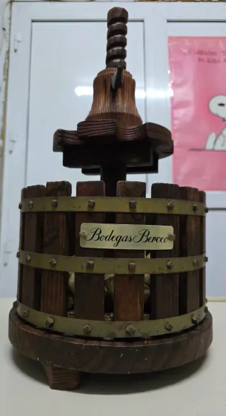 Botellero decorativo a forma di pressa per vino