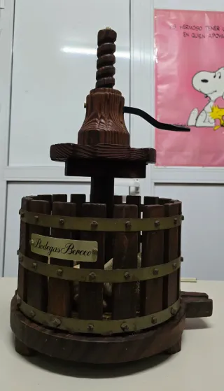Botellero decorativo a forma di pressa per vino