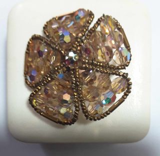 Spilla vintage anni '60 fiore perline