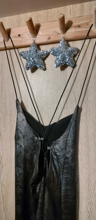 Vestido brillante con tirantes