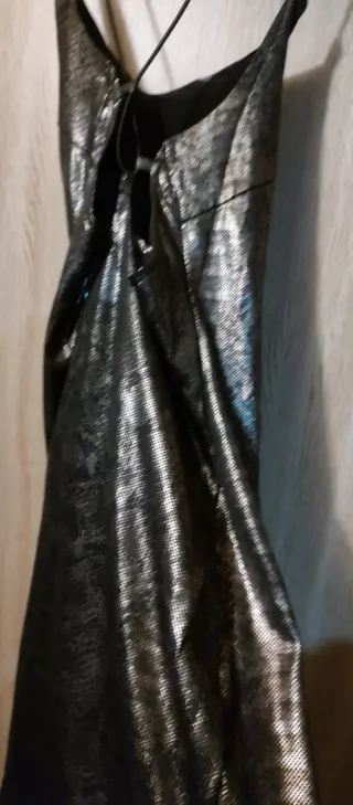 Vestido brillante con tirantes