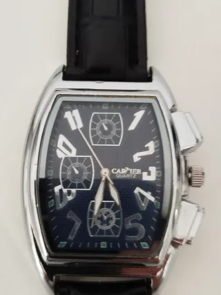 Reloj de pulsera plateado con correa negra