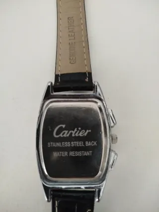 Reloj de pulsera plateado con correa negra