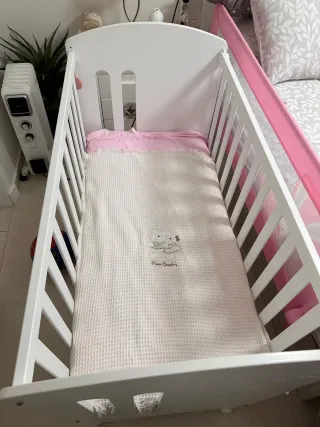 Cuna de bebé blanca