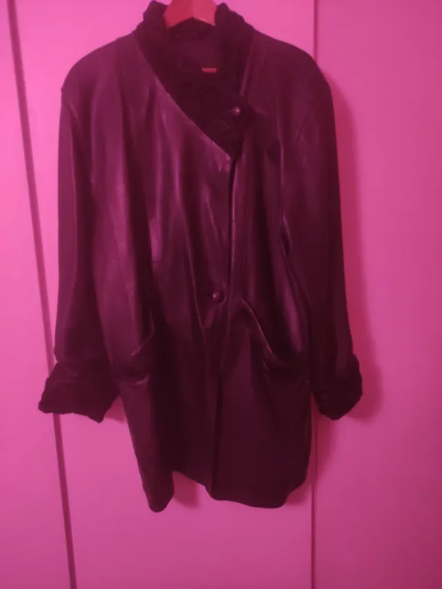 Casaco de couro preto com gola e punhos de pele