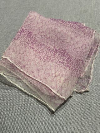 Pañuelo estampado tonos rosas y morados