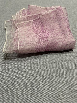 Pañuelo estampado tonos rosas y morados