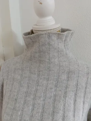 Jersey gris de cuello alto