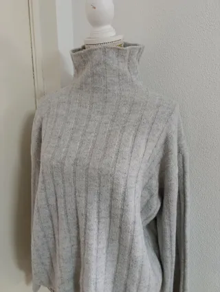 Jersey gris de cuello alto