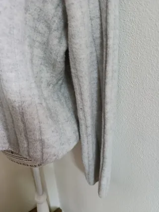 Jersey gris de cuello alto