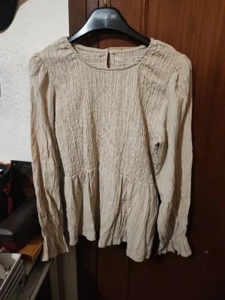 Blusa beige con fruncido y mangas abullonadas