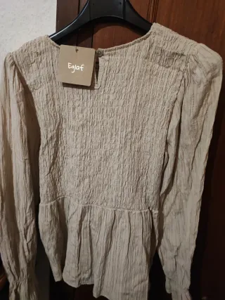 Blusa beige con fruncido y mangas abullonadas