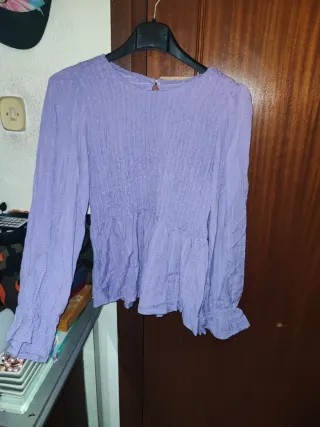 Blusa beige con fruncido y mangas abullonadas