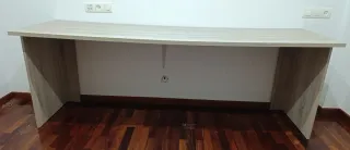 Escritorio de madera color beige y marrón