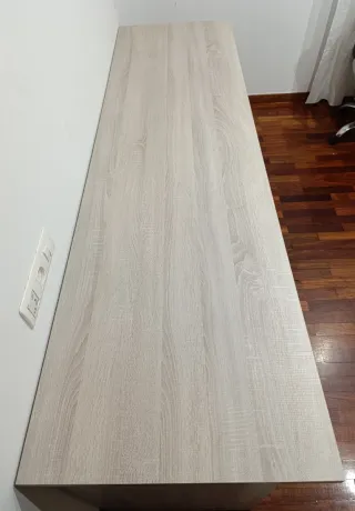 Escritorio de madera color beige y marrón