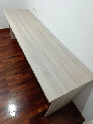 Escritorio de madera color beige y marrón