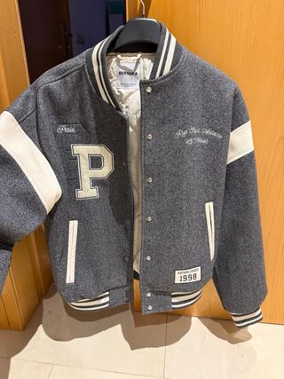 Chaqueta Varsity Paris Gris y Blanco horma grande