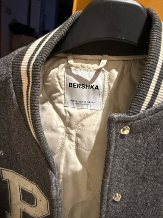 Chaqueta Varsity Paris Gris y Blanco horma grande