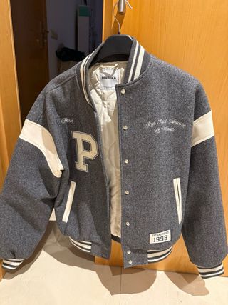 Chaqueta Varsity Paris Gris y Blanco horma grande