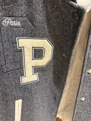 Chaqueta Varsity Paris Gris y Blanco horma grande