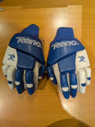 Hockey patines. Guantes y espinilleras Reno alevín