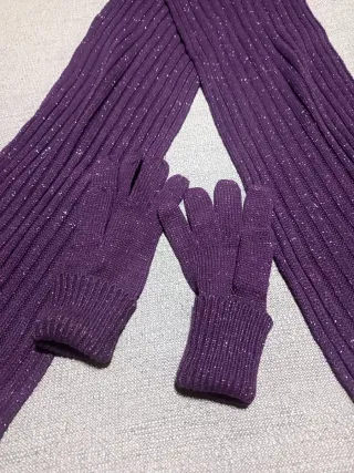 Conjunto bufanda y guantes morados