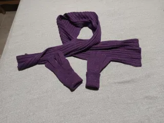 Conjunto bufanda y guantes morados
