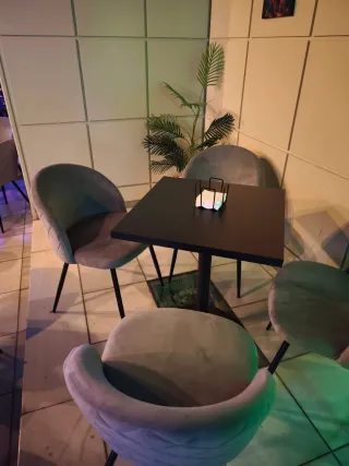 Juego de mesa y 4 sillas.