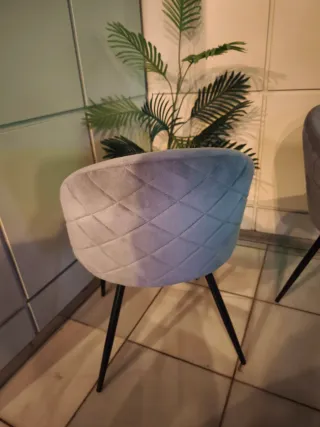 Juego de mesa y 4 sillas.