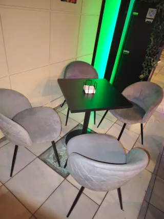 Juego de mesa y 4 sillas.