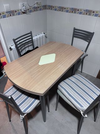 Tavolo da cucina con 4 sedie