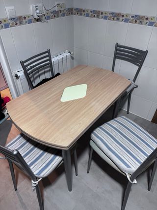 Tavolo da cucina con 4 sedie