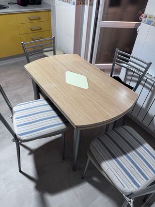 Tavolo da cucina con 4 sedie