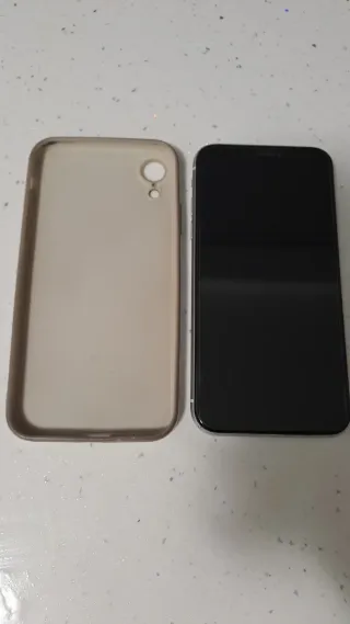 iPhone XR 64GB Bianco, in ottime condizioni. Protetto