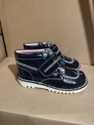 Botín charol piel y piel interior marino oscuro