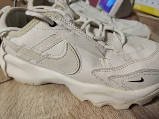 Zapatillas Nike Beige y Blancas