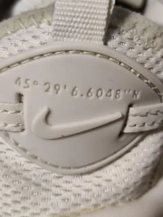 Zapatillas Nike Beige y Blancas