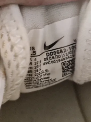 Zapatillas Nike Beige y Blancas