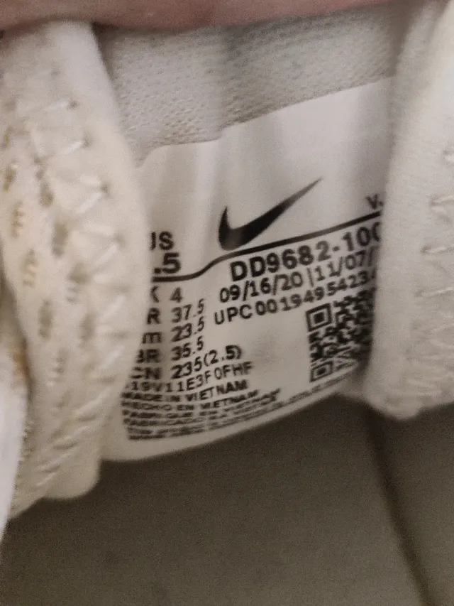 Zapatillas Nike Beige y Blancas