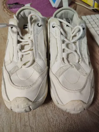 Zapatillas Nike Beige y Blancas